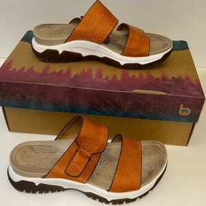 Bionica Nisha Orange strappy sandal size 6